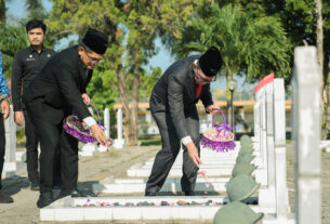 Sekdaprov Fahrizal Jadi Inspektur Upacara pada Ziarah Makam dan Tabur Bunga dalam Rangka HUT Provinsi Lampung ke-60 di TMP Bandar Lampung