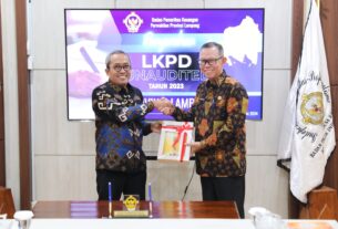 Sekdaprov Fahrizal Serahkan Laporan Keuangan Pemerintah Daerah Tahun 2023 kepada Kepala BPK Perwakilan Lampung Masmudi