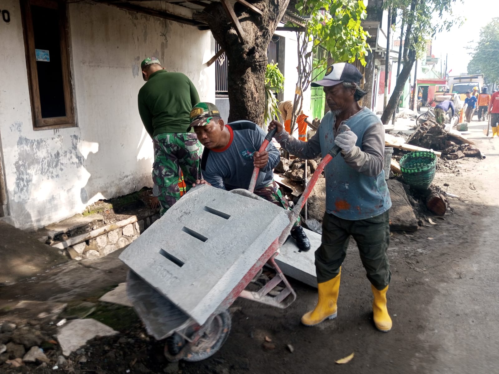 Semangat Gotong Royong Tergambar Jelas Dalam TMMD Sengkuyung Tahap I Kodim 0735/Surakarta