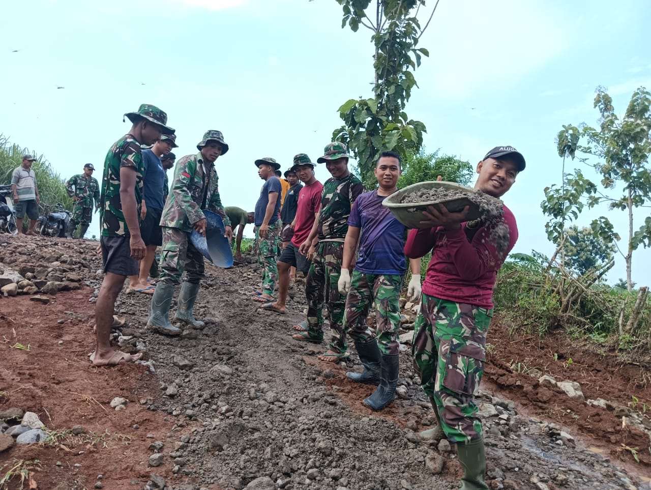 Tak Ada Kata Menyerah Bagi Satgas TMMD Terus Bergerak Membangun Jalan