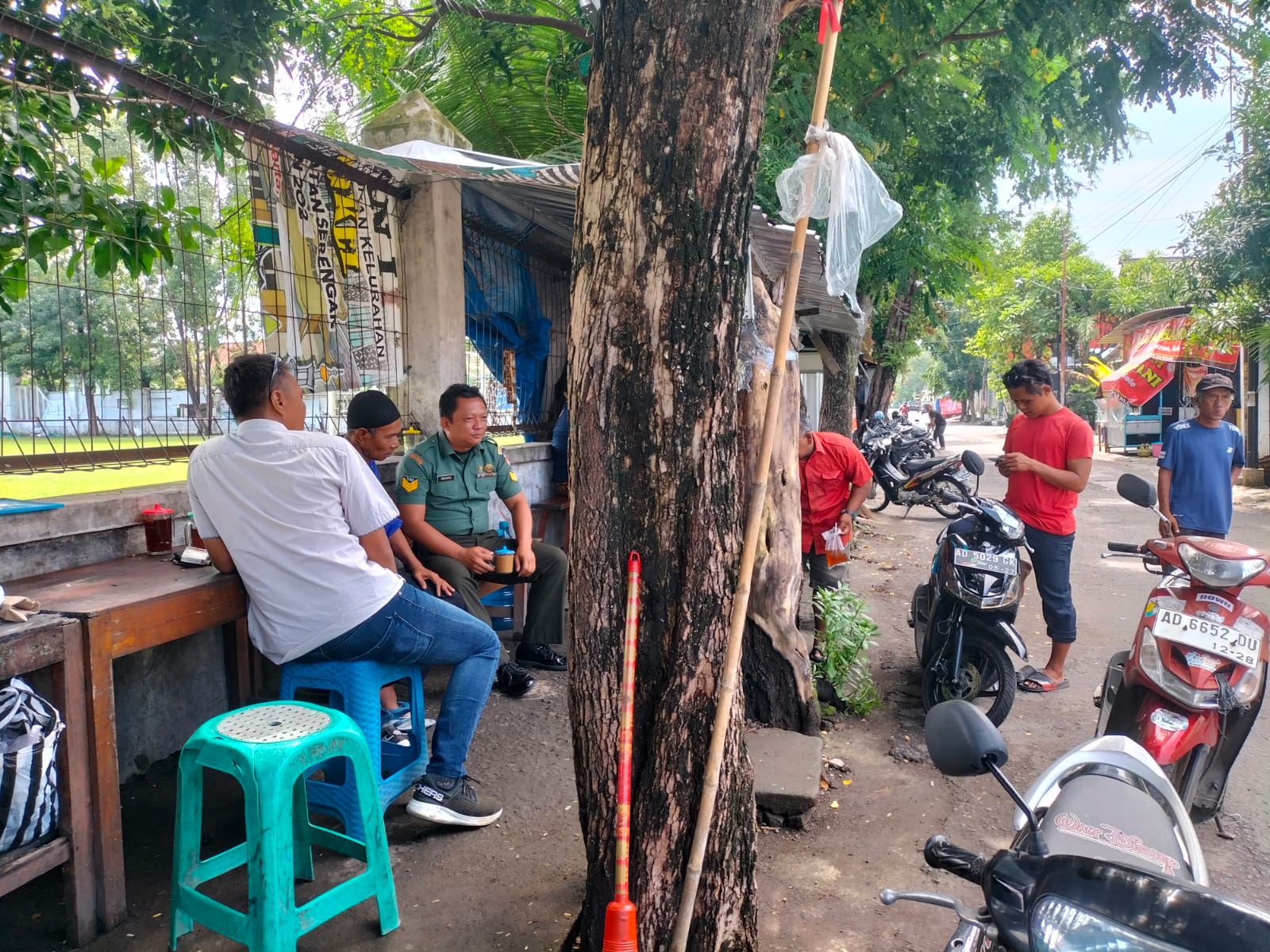 Tempat Nongkrong Warga Menjadi Sasaran Komsos Bagi Babinsa Jayengan.