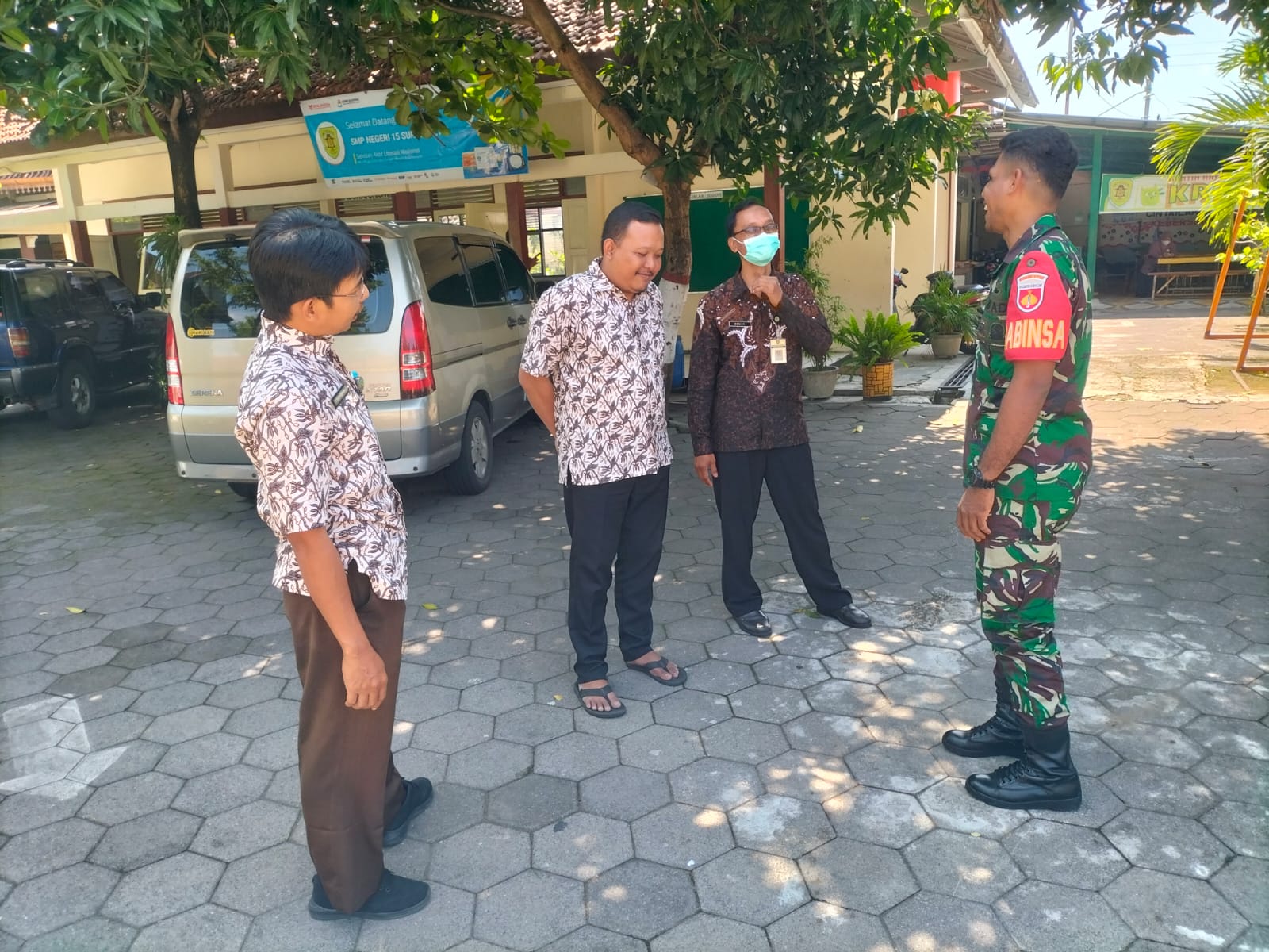 Terungkap...!! Ternyata Begini Cara Babinsa Sriwedari Dalam Mendukung Kegiatan Belajar Mengajar di Sekolah