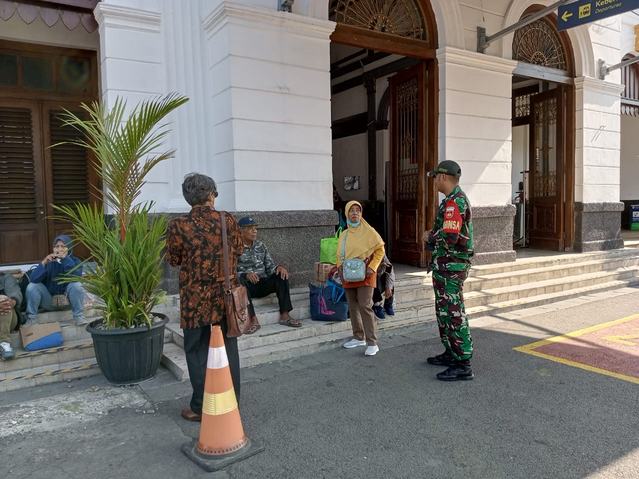 Tingkatkan Keamanan Obyek Vital Jelang Lebaran, Babinsa Purwodiningratan Laksanakan Patroli di Stasiun Kereta Api