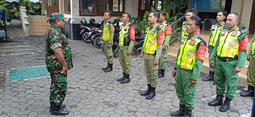 Tingkatkan Kemampuan Dan Kedisiplinan, Babinsa Joyotakan Latih PBB Kepada Linmas