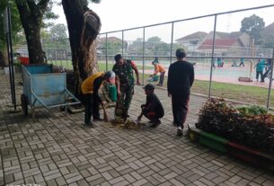 Tumbuhkan Semangat Gotong Royong Babinsa Penumping Ajak Warga Kerja Bakti Bersihkan Lingkungan