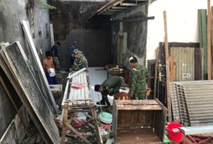 ”Wujudkan Rumah Layak Huni”Babinsa Koramil 04/Jebres Gotong Royong Bantu Rehab Rumah Milik Purnawirawan TNI AD Yang Rusak