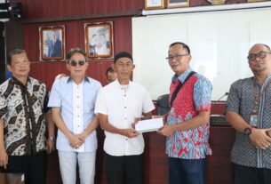 Ringankan Beban Korban Banjir, Yayasan Alfian Husin Kembali Bantu Dana dan Laptop kepada Karyawan dan Mahasiswa