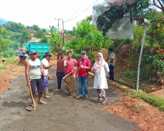 Kades Tanjung Baringin sisihkan rezekinya perbaiki jalan poros