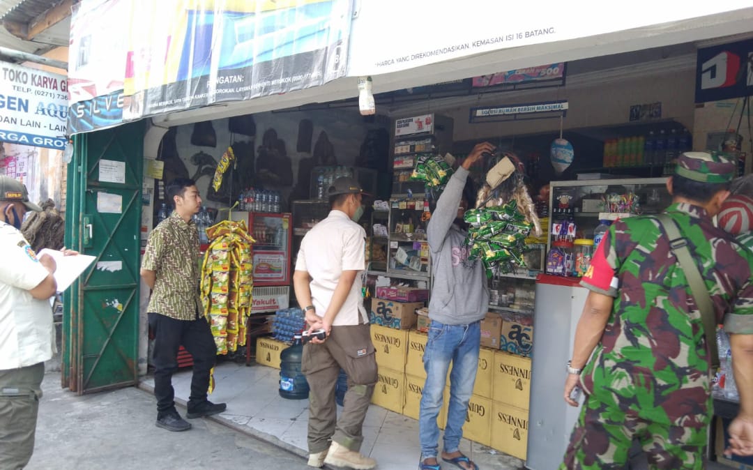 Babinsa Gilingan Dampingi Satpol PP Dan Staf Kelurahan Gelar Operasi Rokok Ilegal