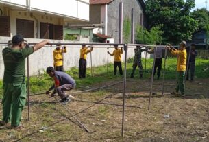 Babinsa Joyotakan Latihkan Bongkar Pasang Tenda Darurat Lapangan Kepada Relawan Desa Tanggap Bencana (DESTANA)