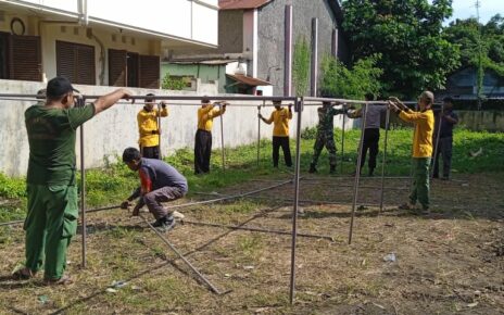 Babinsa Joyotakan Latihkan Bongkar Pasang Tenda Darurat Lapangan Kepada Relawan Desa Tanggap Bencana (DESTANA)