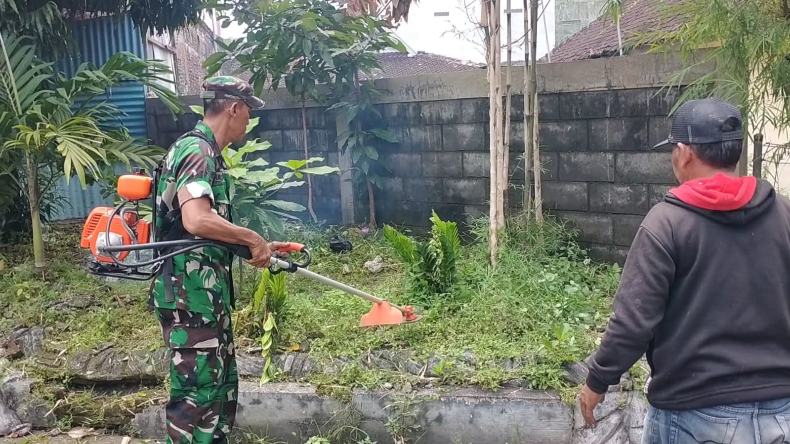 Babinsa Kelurahan Nusukan Pelopori Pelaksanaan Kerja Bakti Pembersihkan Lingkungan