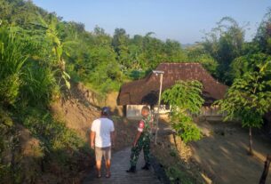 Babinsa Kemusu Pantau Lokasi Longsor di Desa Watugede