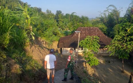 Babinsa Kemusu Pantau Lokasi Longsor di Desa Watugede