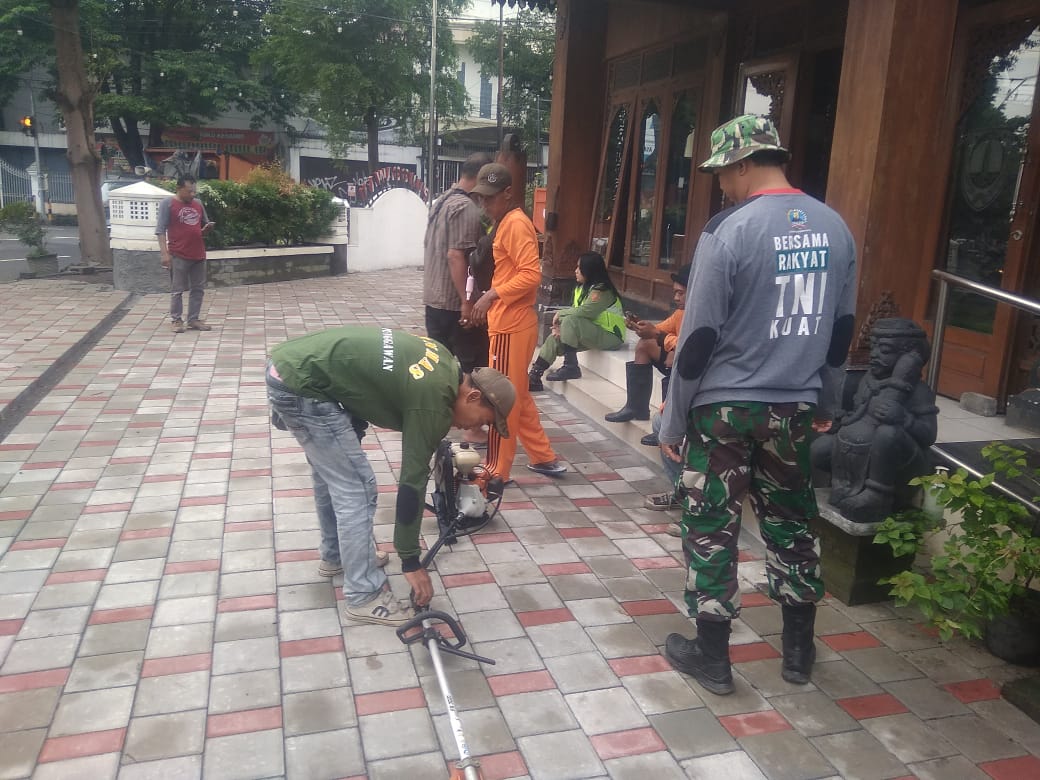 Wujud Manunggal Dengan Rakyat, Koramil 04/Jebres Laksanakan KBD Tahap I di Wilayah Kelurahan Gandekan