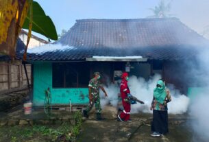 Babinsa Wonosegoro Turut Serta Fogging Di Desa Repaking