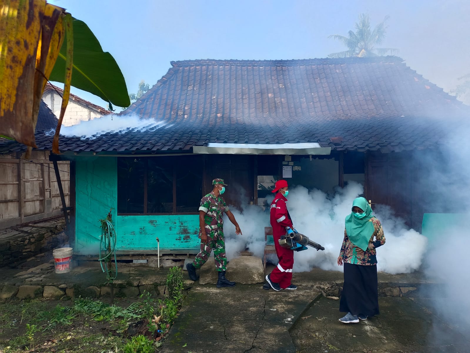 Babinsa Wonosegoro Turut Serta Fogging Di Desa Repaking