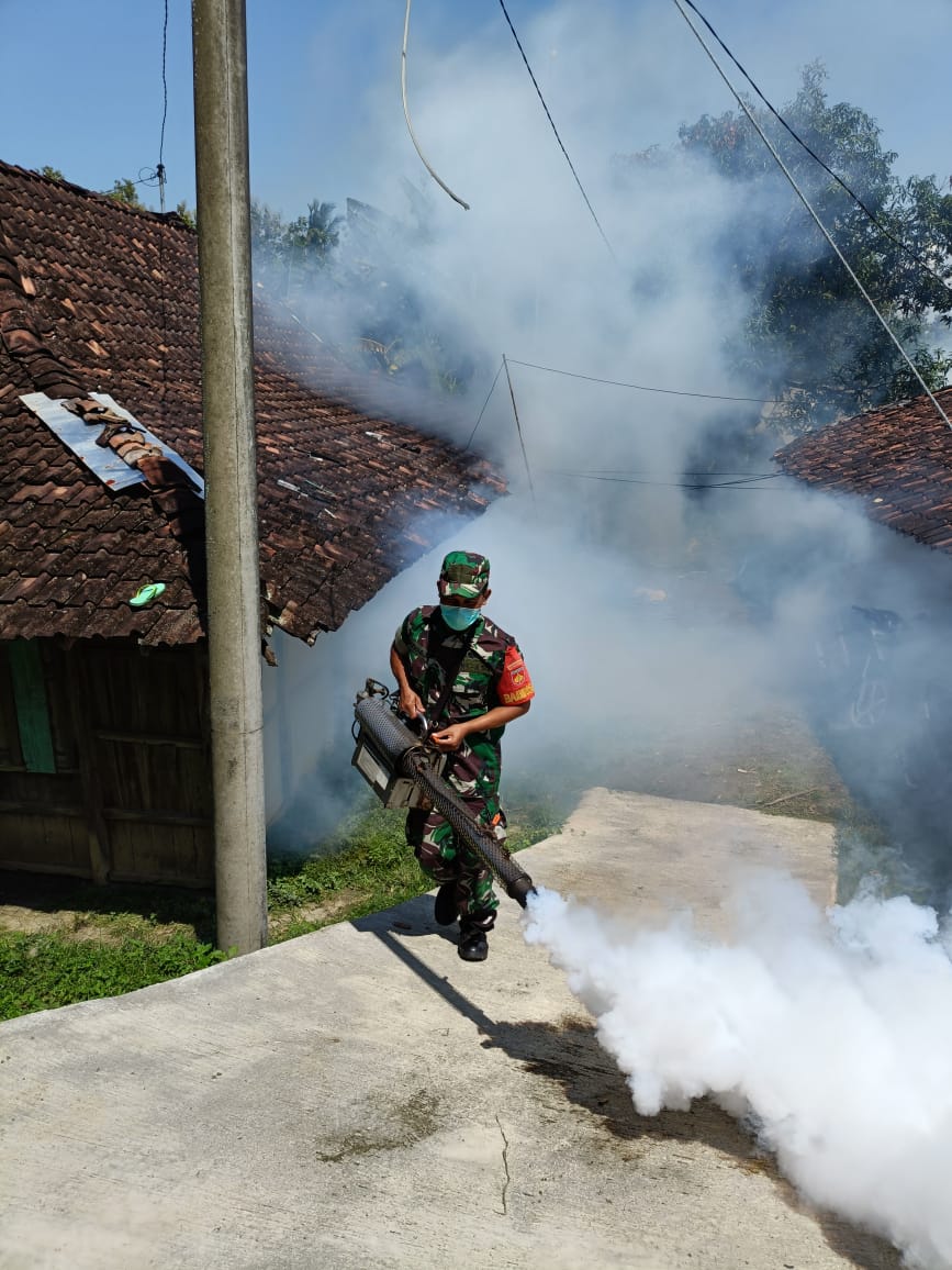 Basmi Sarang Nyamuk, Babinsa Klego Ikut Laksanakan Foging