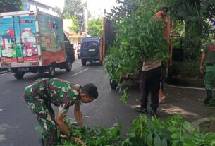 Bati Komsos Koramil 03/Serengan Bersama Bhabinkamtibmas Dan Aparat Kelurahan Bersinergi Wujudkan Kebersihan Lingkungan