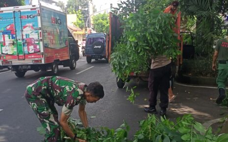 Bati Komsos Koramil 03/Serengan Bersama Bhabinkamtibmas Dan Aparat Kelurahan Bersinergi Wujudkan Kebersihan Lingkungan