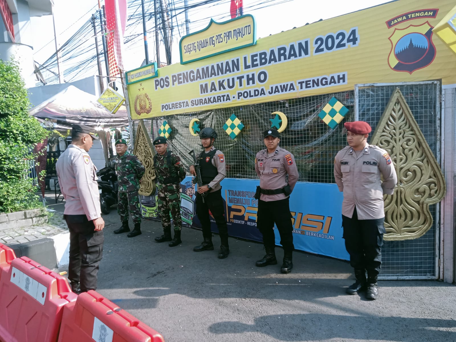 Berikan Kenyamanan Kepada Masyarakat, Babinsa Koramil 03/Serengan Amankan Arus Balik Lebaran 1445 H