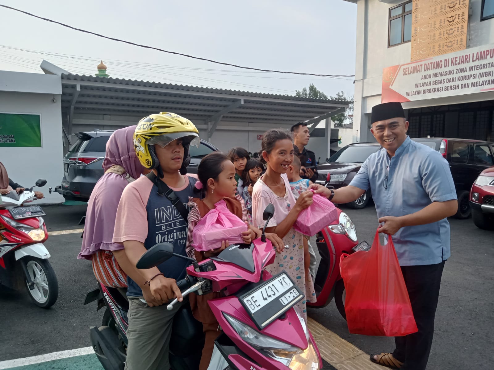 Bulan Suci Ramadhan, Kajari Bersama Ikatan Adhyaksa Dharmakarini Lampung Utara Bagikan 500 Paket Takjil