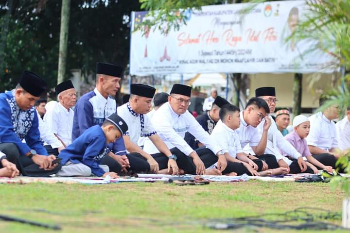 Pj. Bupati Lampura dan Forkopimda Sholat Idul Fitri di halaman pemda