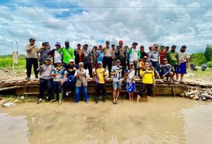 Cegah Aksi Pungli, Polsek Dente Teladas Bersama Warga Gotong Royong Bangun Jembatan