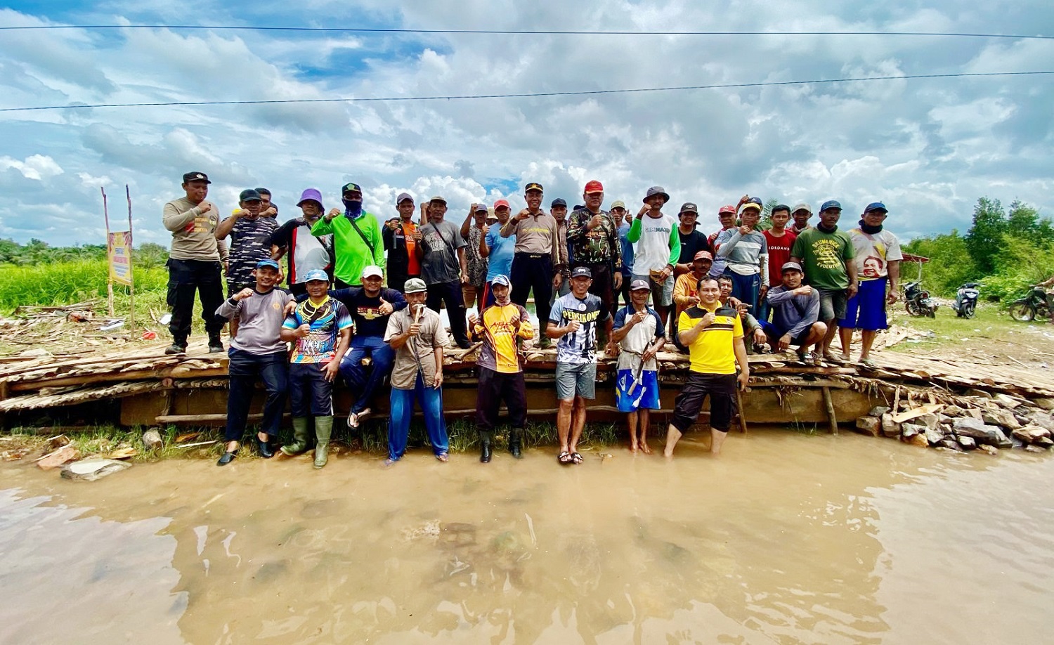 Cegah Aksi Pungli, Polsek Dente Teladas Bersama Warga Gotong Royong Bangun Jembatan