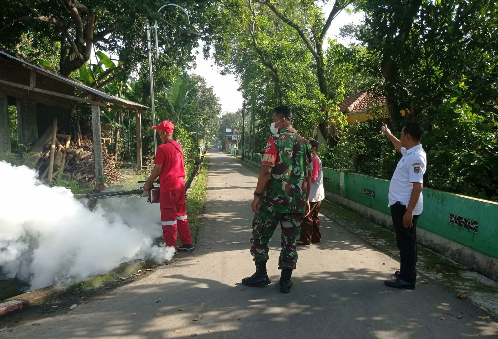 Cegah Penyakit DBD Babinsa Banyudono Bantu Fogging di Desa Bendan