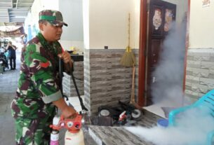 Cegah Penyebaran Penyakit DBD, Babinsa Kepatihan Kulon Bersama Puskesmas Laksanakan Fogging