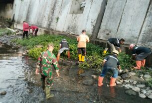 Cegah Terjadinya Banjir, Babinsa Keprabon Bersama Tim Saberling Laksanakan Kerja Bakti Resik - resik Kali Pepe