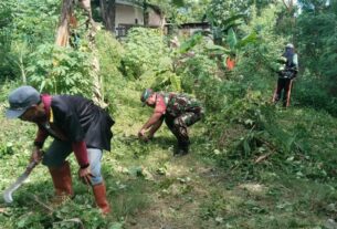 Ciptakan Lingkungan Yang Bersih Dan Sehat Babinsa Joyotakan Bersama Warga Laksanakan Kerja Bakti