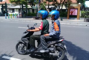 Ciptakan Situasi Aman Dan Kondusif Jelang Lebaran, Babinsa Keprabon Bersama Linmas Laksanakan Patroli Siang