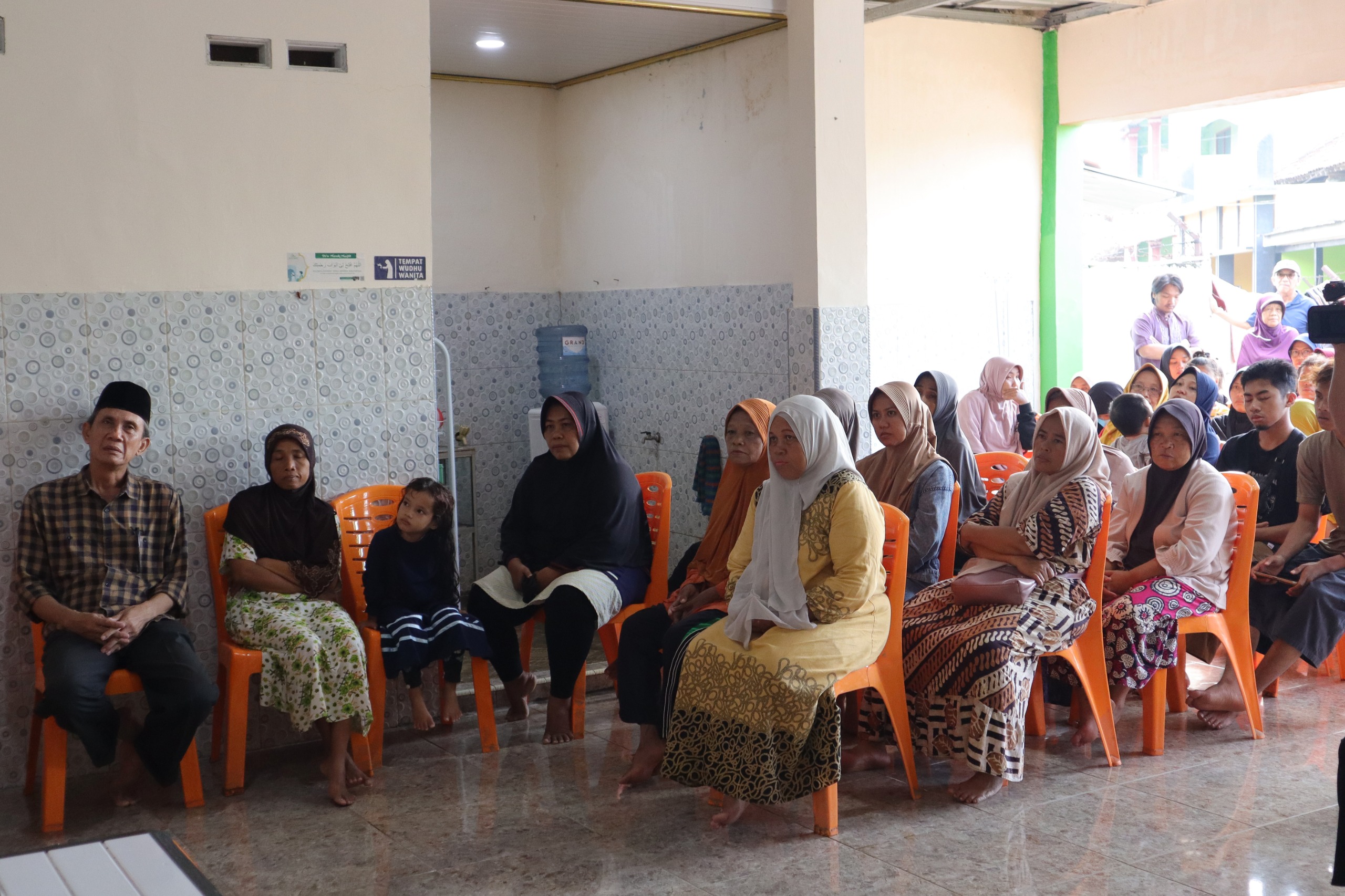 Dharma Wanita Persatuan Provinsi Lampung bersama DWP Biro Umum dan DWP Bapenda Salurkan Bantuan untuk Warga Terdampak Banjir, di Rajabasa, Bandarlampung