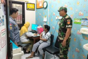 Dukung Program Pemerintah Bati Bakti TNI Koramil 03/Serengan Bersama Linmas Dampingi Kegiatan KB