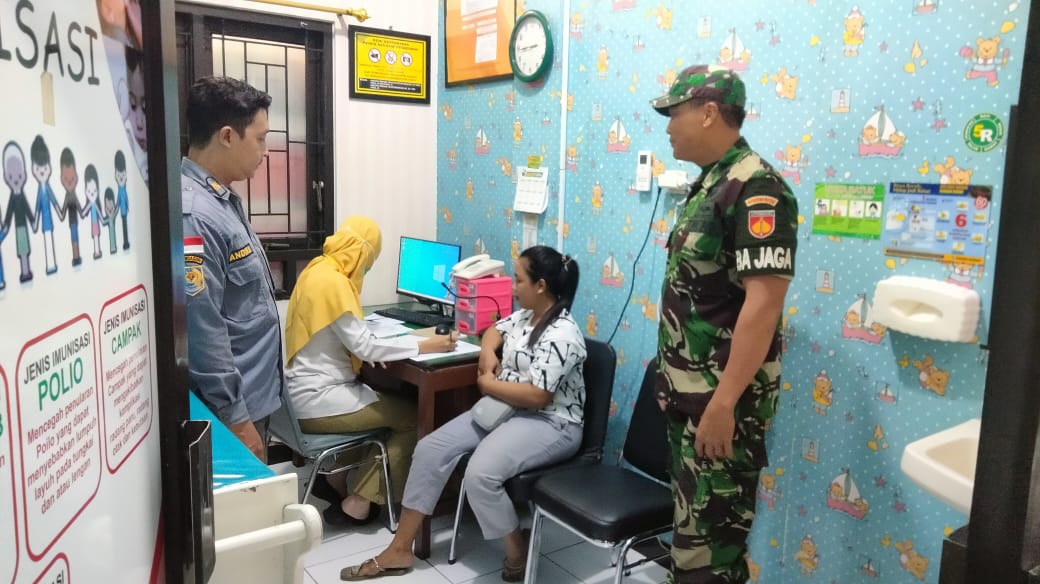 Dukung Program Pemerintah Bati Bakti TNI Koramil 03/Serengan Bersama Linmas Dampingi Kegiatan KB