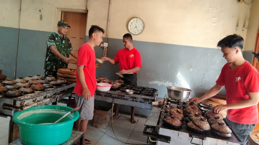 Dukung UMKM di Wilayah Binaan, Serma Yudhi Berikan Motivasi Kepada Pegawai Serabi Notosuman