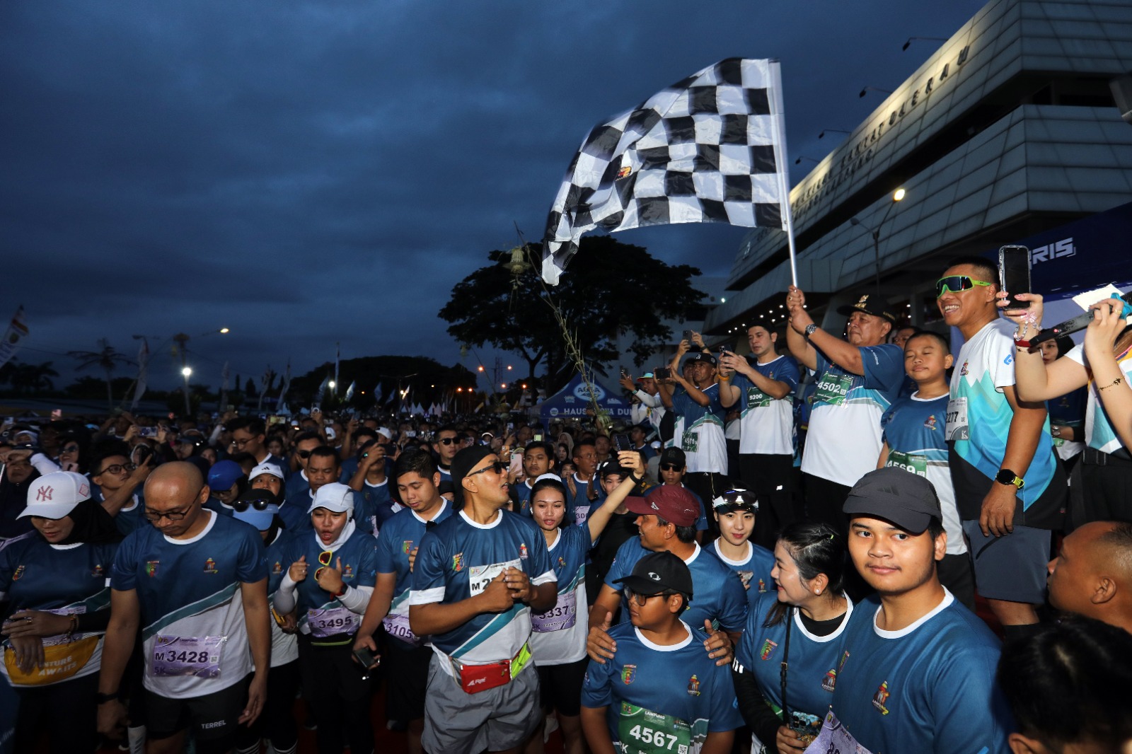 Gubernur Arinal dan Ibu Riana Bersama Ribuan Peserta Ramaikan Lampung Half Marathon 2024, Acara Berlangsung Meriah dengan Kehadiran Artis Soraya Larasati dan Ricky Perdana