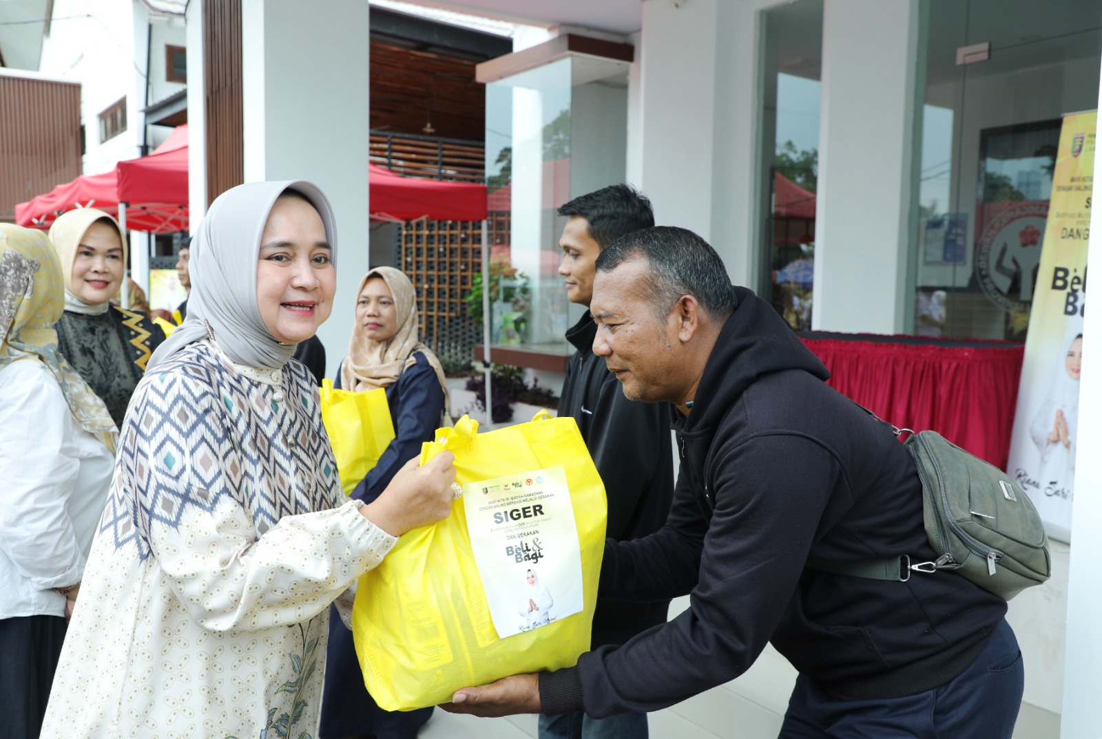 Ibu Riana Sari Arinal bersama Dharma Wanita Persatuan BPSDM dan Disperkim Cipta Karya Provinsi Lampung Gelar Gerakan "Beli dan Bagi" di Halaman Dekranasda Lampung
