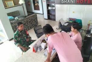 Ikut Hadirkan Rasa Aman, Babinsa Sriwedari Komsos di Front One Boutique Brani Hotel Solo