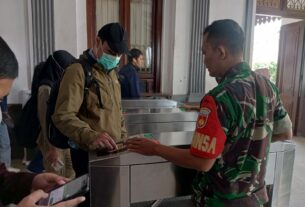 Jaga Kondusifitas Sekitar Stasiun Kereta Api, Babinsa Purwodiningratan Bantu Pengamanan Jelang Lebaran