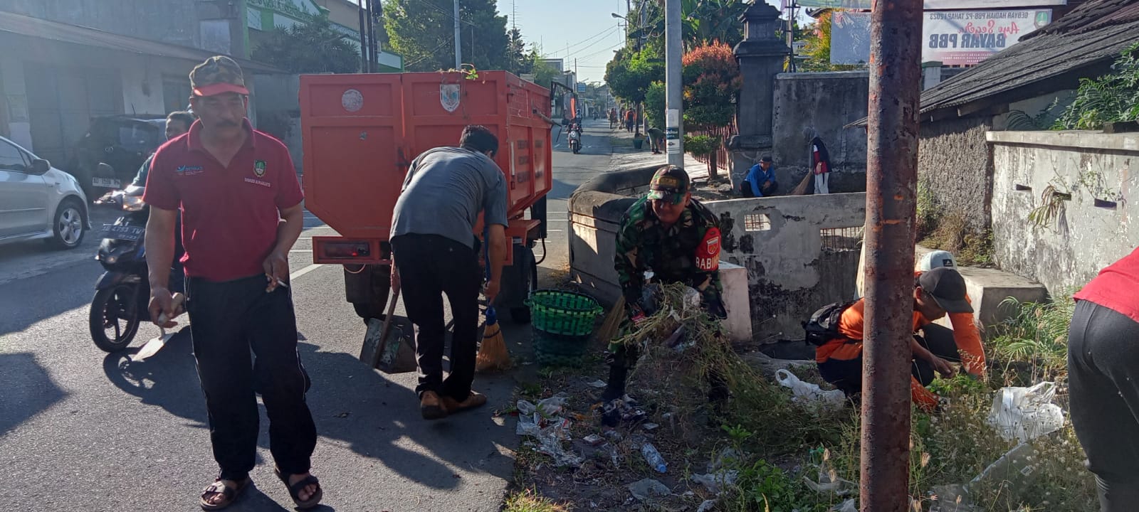 Jelang Hari Raya Idul Fitri 1445 H Babinsa Tegalharjo Bersama Warga Laksanakan Bersih-Bersih Kampung