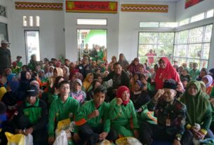 Jelang Idul Fitri 1445 H, Pj. Bupati Lampura berikan Paket Tali Asih Bagi Pahlawan Kebersihan DLH