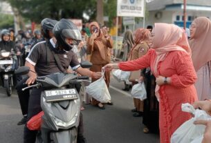 Liana Sidharti Aswarodi bagikan ribuan bingkisan Takjil