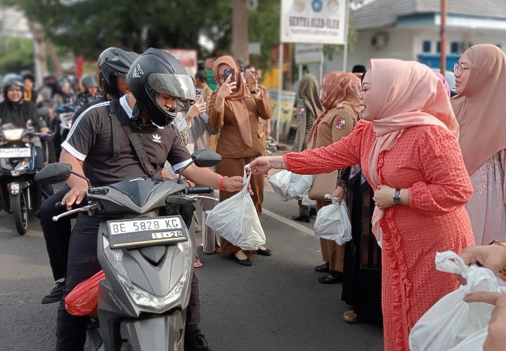 Liana Sidharti Aswarodi bagikan ribuan bingkisan Takjil