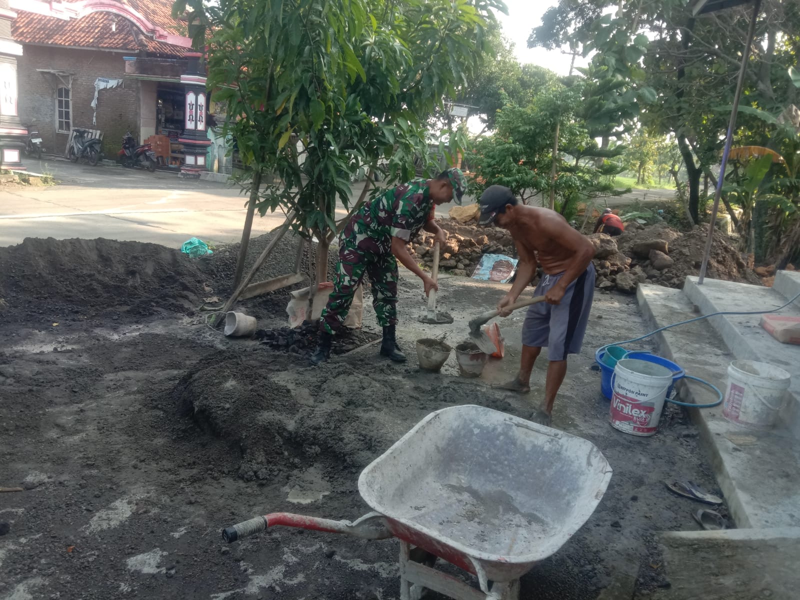 Loyalitas Tinggi Serka Slamet Kerja Bakti Bareng Warga