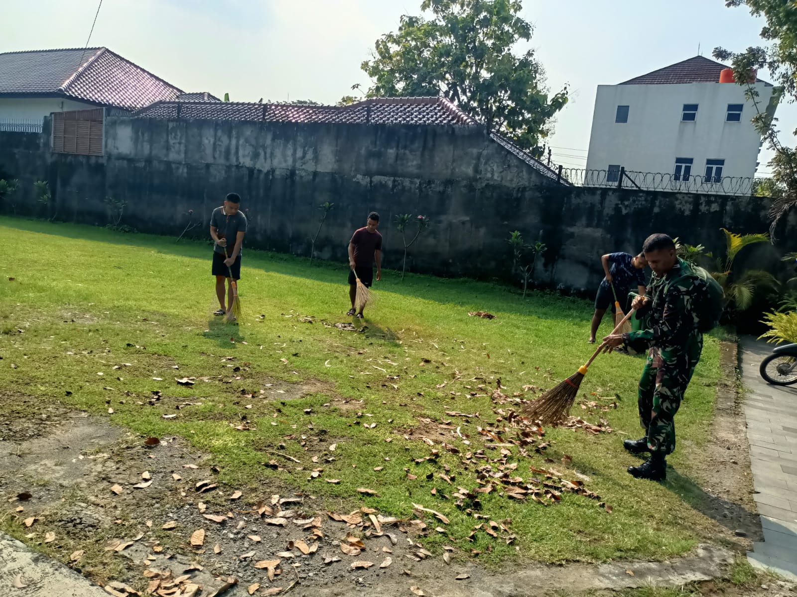 Melalui Kerja Bakti, Tumbuhkan Kebersamaan Dan Kekompakan Antara Babinsa Dengan Masyarakat