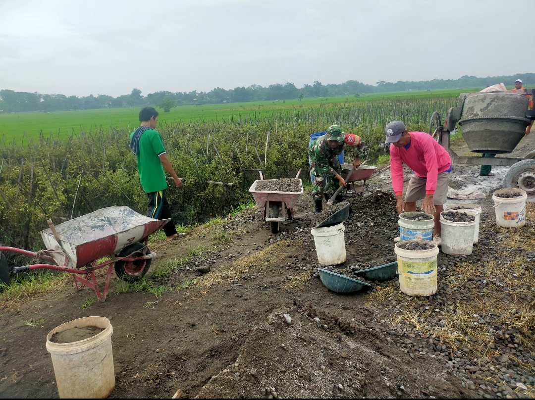 Membangun Desa Bersama Warga, Babinsa Kerja Bakti Pengecoran Jalan