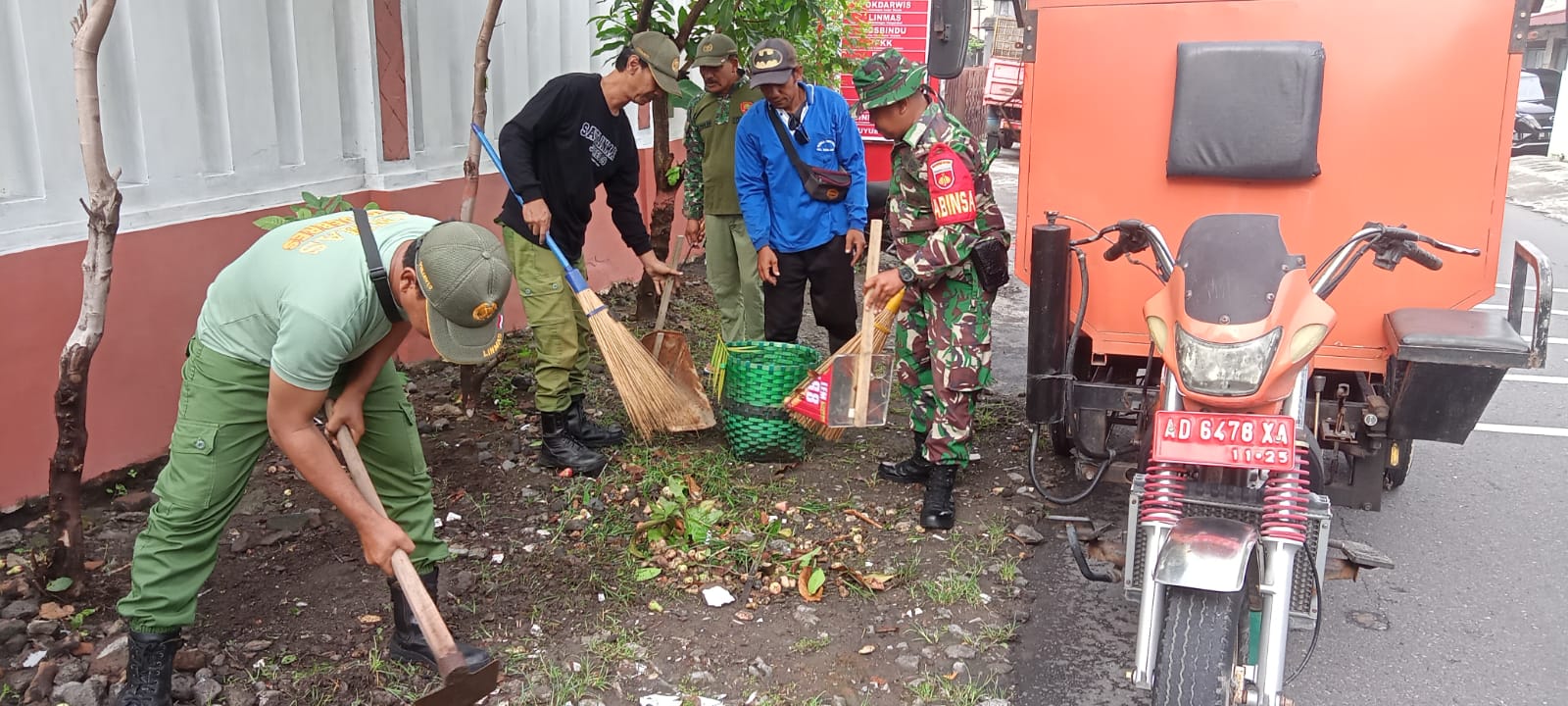 Menjaga Kebersihan Dan Bergotong Royong Menjadi Agenda Rutin Babinsa Tegalharjo Bersama Warga